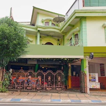 Oyo Life 3103 Opo Homestay & Kost Malang Extérieur photo