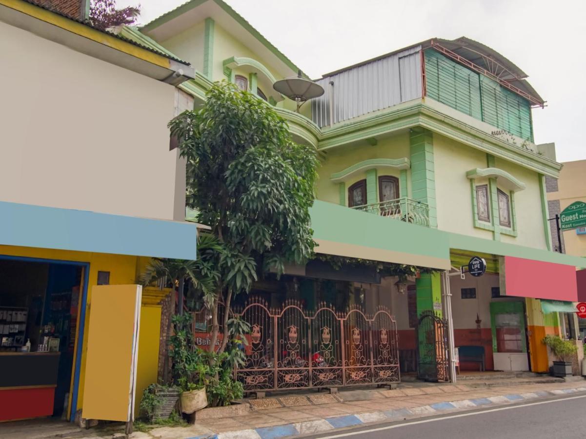 Oyo Life 3103 Opo Homestay & Kost Malang Extérieur photo