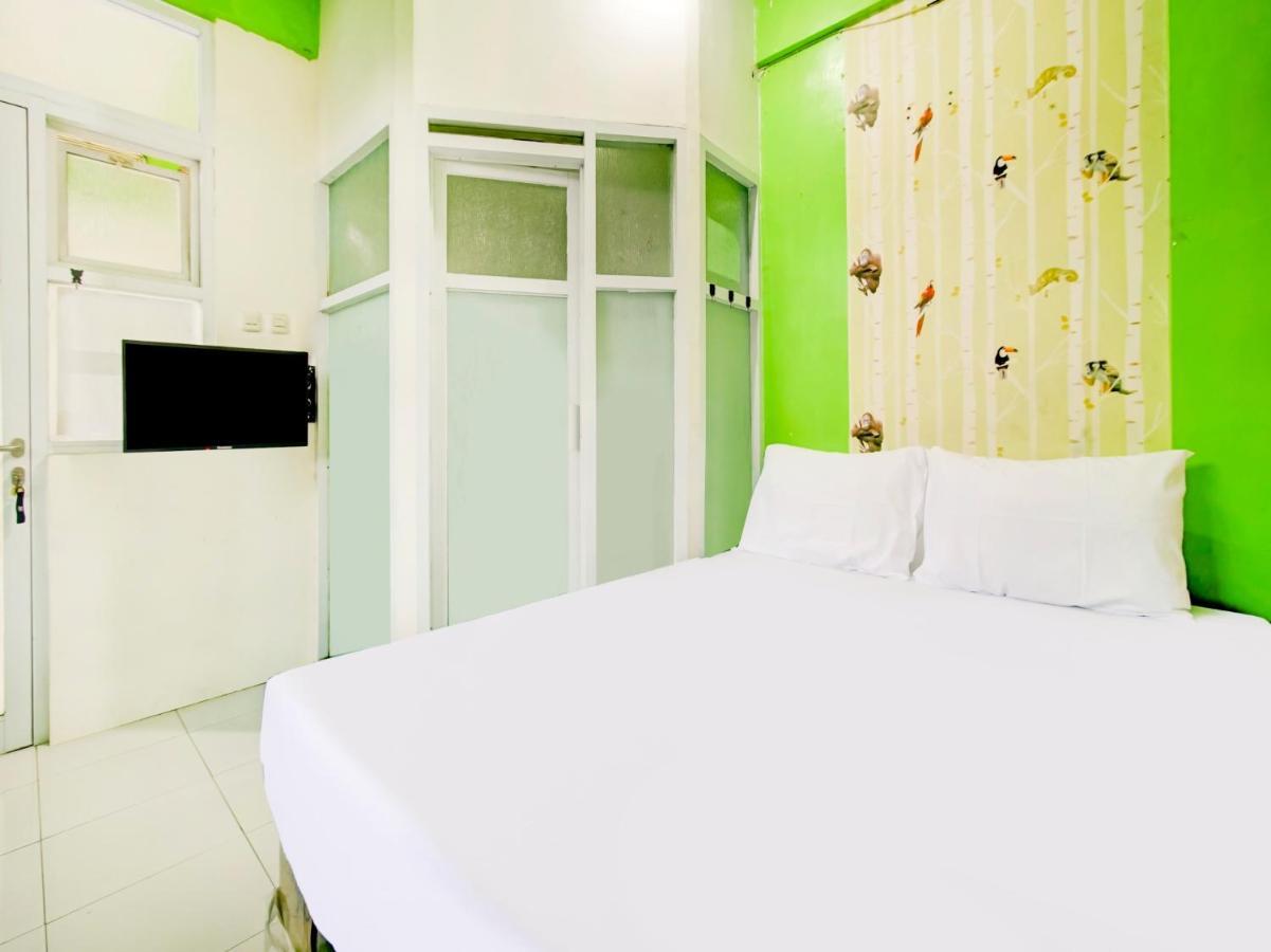 Oyo Life 3103 Opo Homestay & Kost Malang Extérieur photo