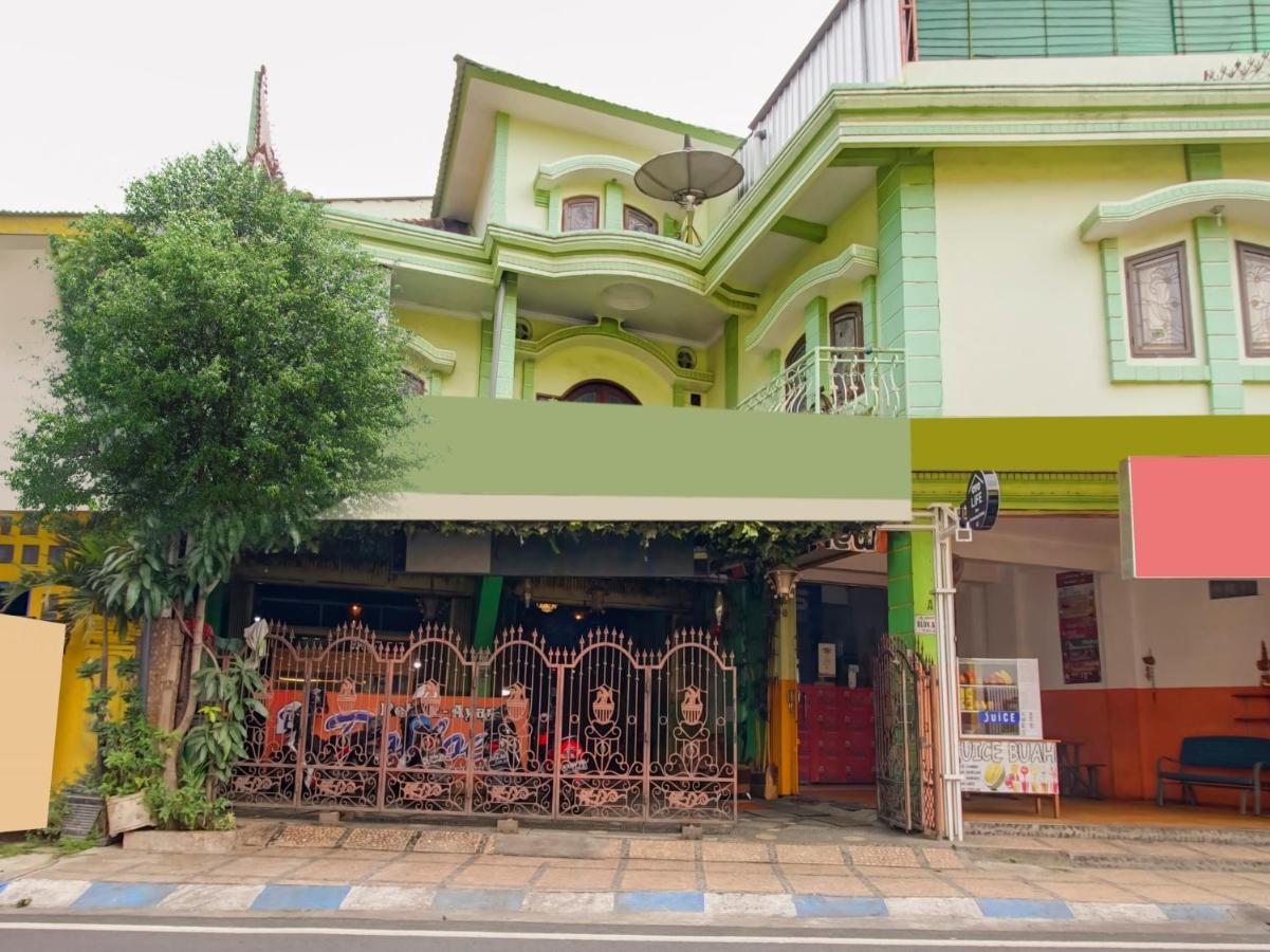 Oyo Life 3103 Opo Homestay & Kost Malang Extérieur photo