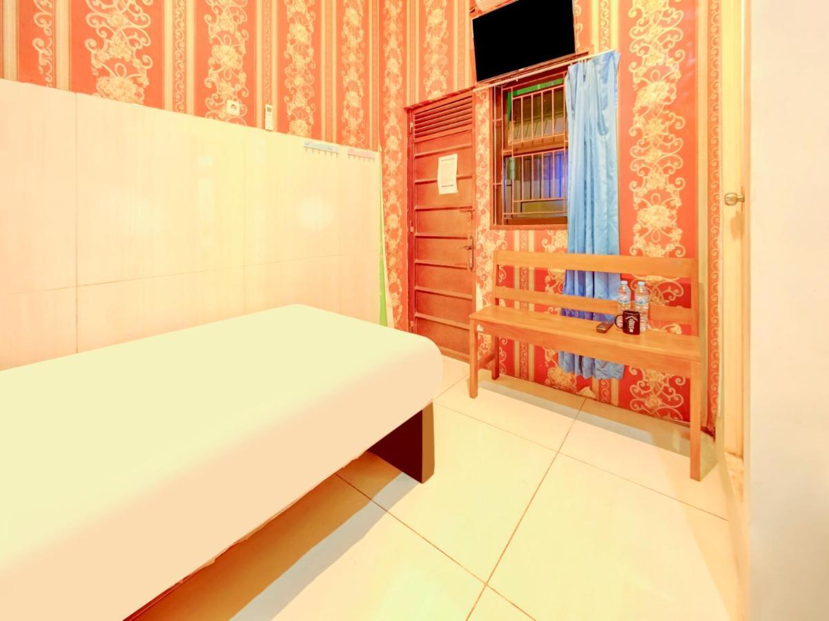 Oyo Life 3103 Opo Homestay & Kost Malang Extérieur photo
