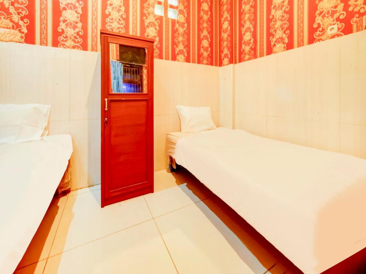 Oyo Life 3103 Opo Homestay & Kost Malang Extérieur photo
