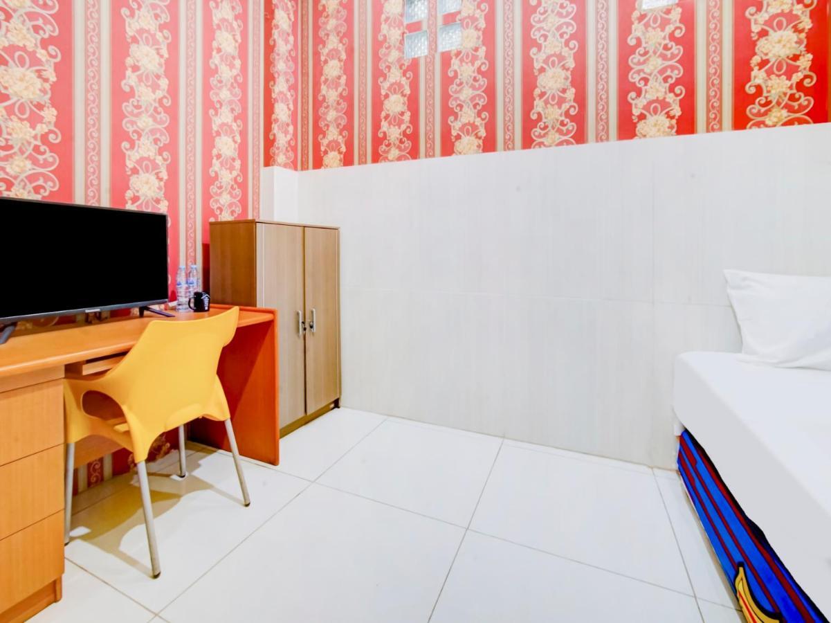 Oyo Life 3103 Opo Homestay & Kost Malang Extérieur photo