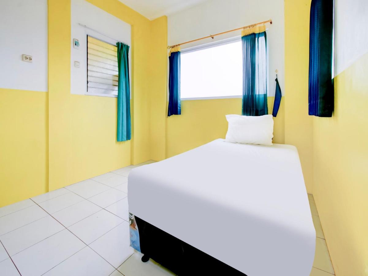 Oyo Life 3103 Opo Homestay & Kost Malang Extérieur photo