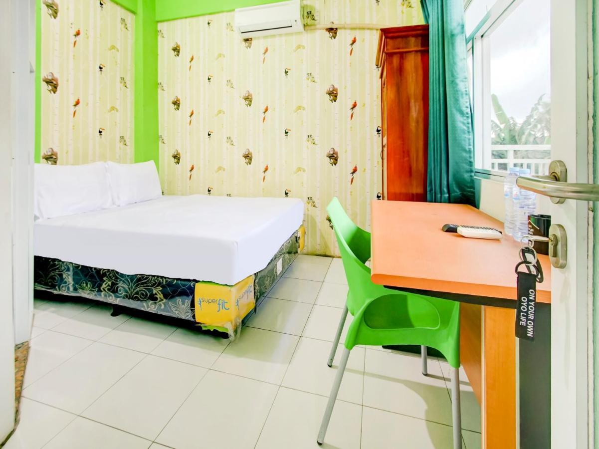 Oyo Life 3103 Opo Homestay & Kost Malang Extérieur photo