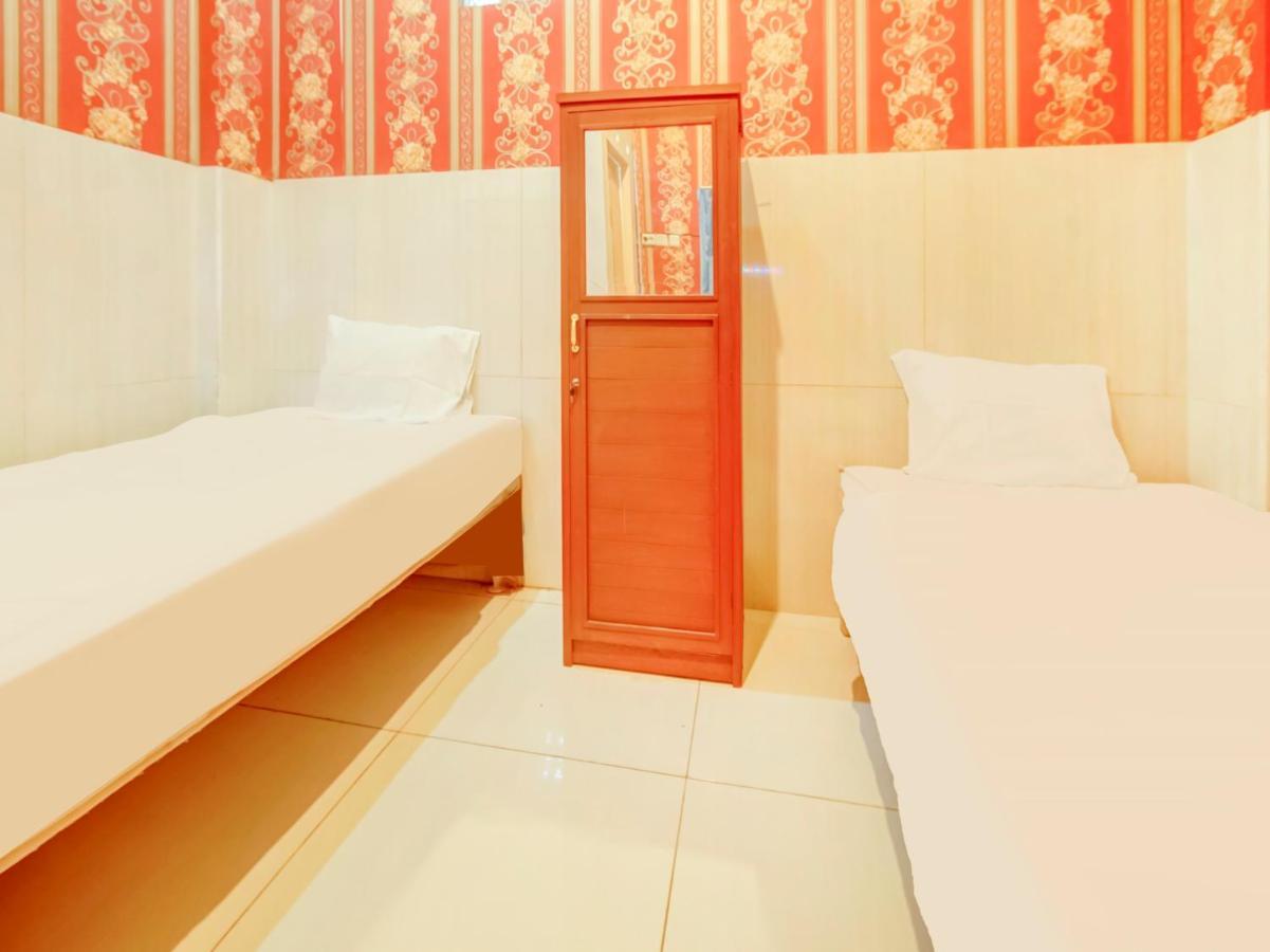 Oyo Life 3103 Opo Homestay & Kost Malang Extérieur photo