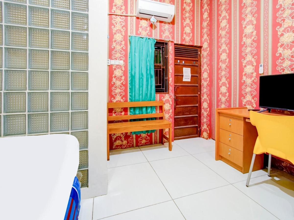 Oyo Life 3103 Opo Homestay & Kost Malang Extérieur photo