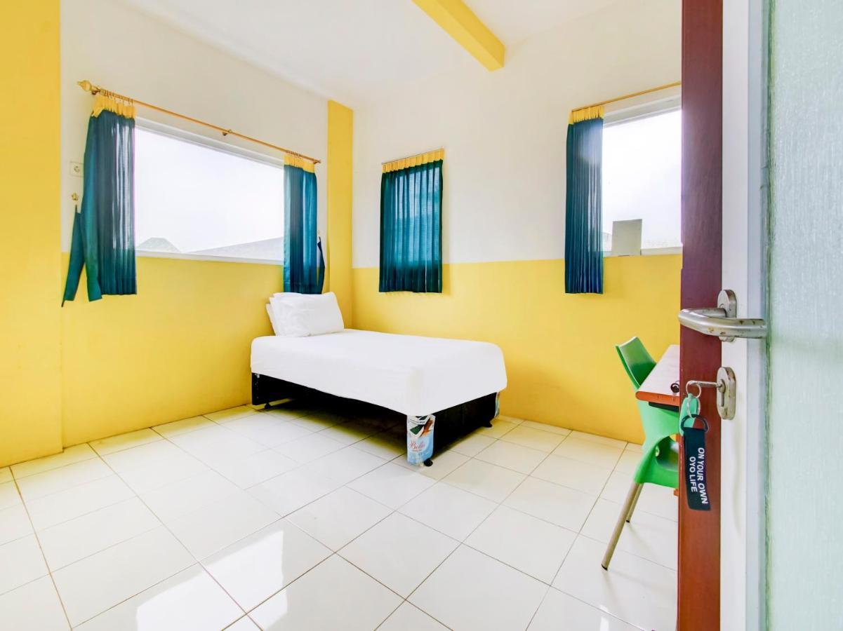 Oyo Life 3103 Opo Homestay & Kost Malang Extérieur photo
