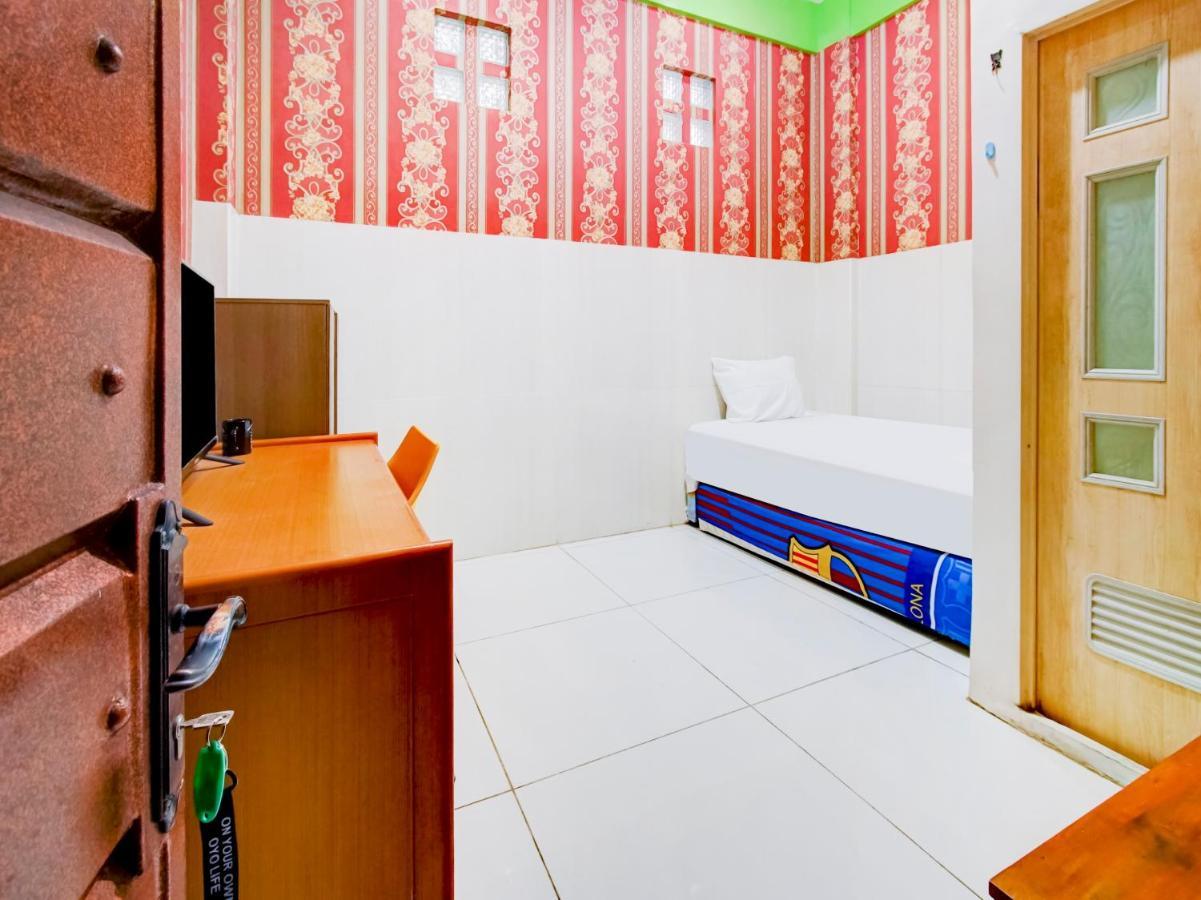 Oyo Life 3103 Opo Homestay & Kost Malang Extérieur photo