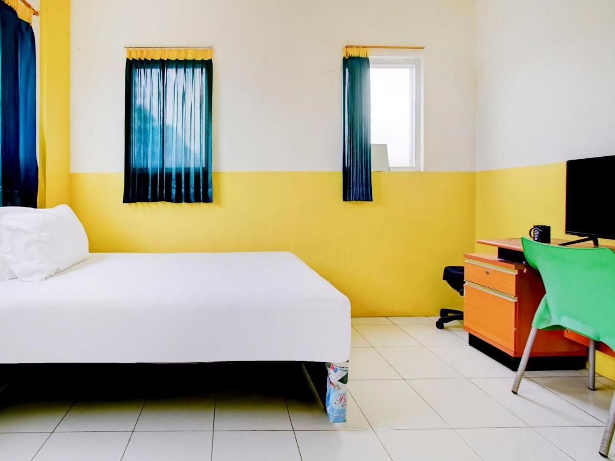 Oyo Life 3103 Opo Homestay & Kost Malang Extérieur photo