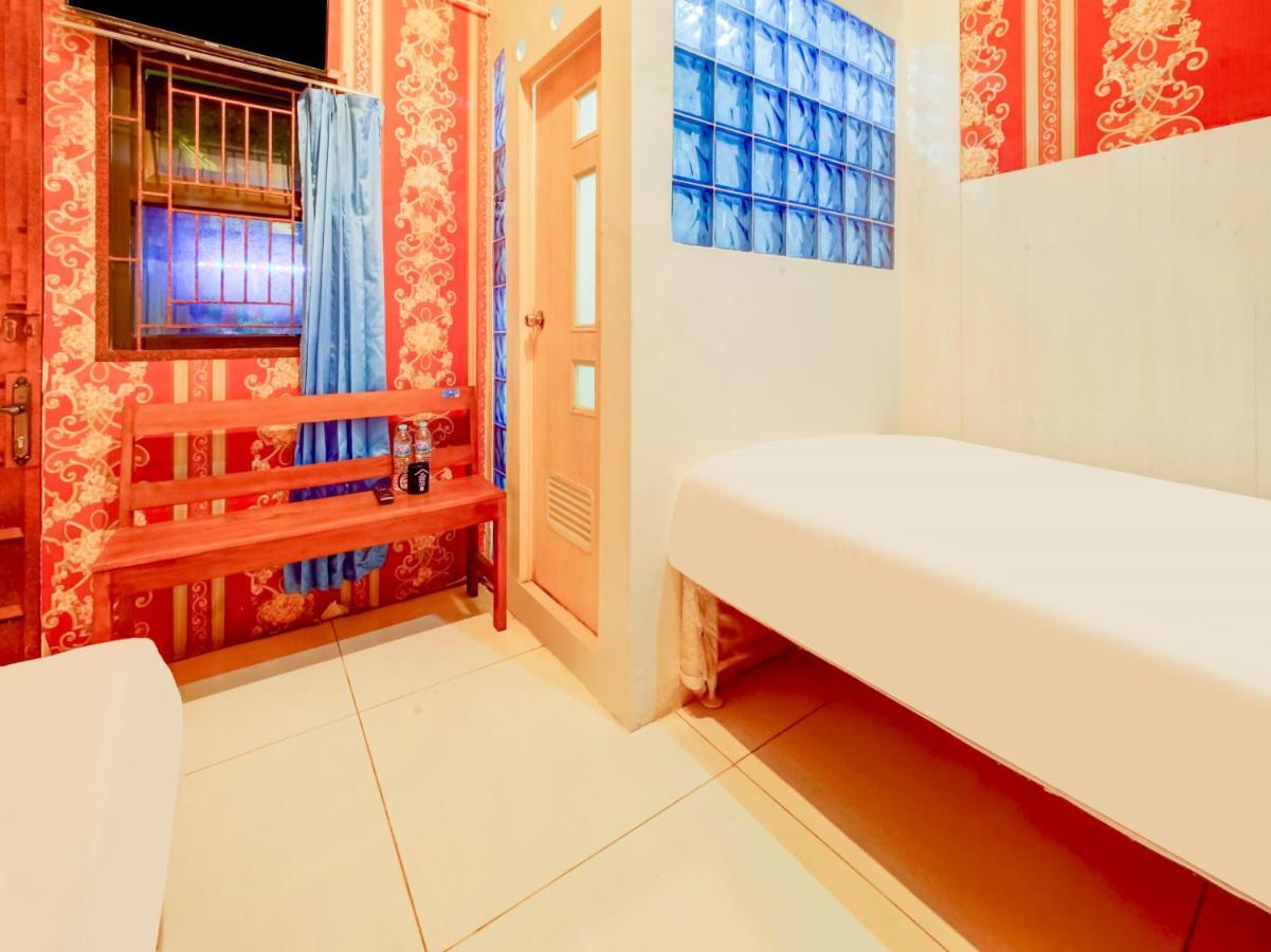 Oyo Life 3103 Opo Homestay & Kost Malang Extérieur photo