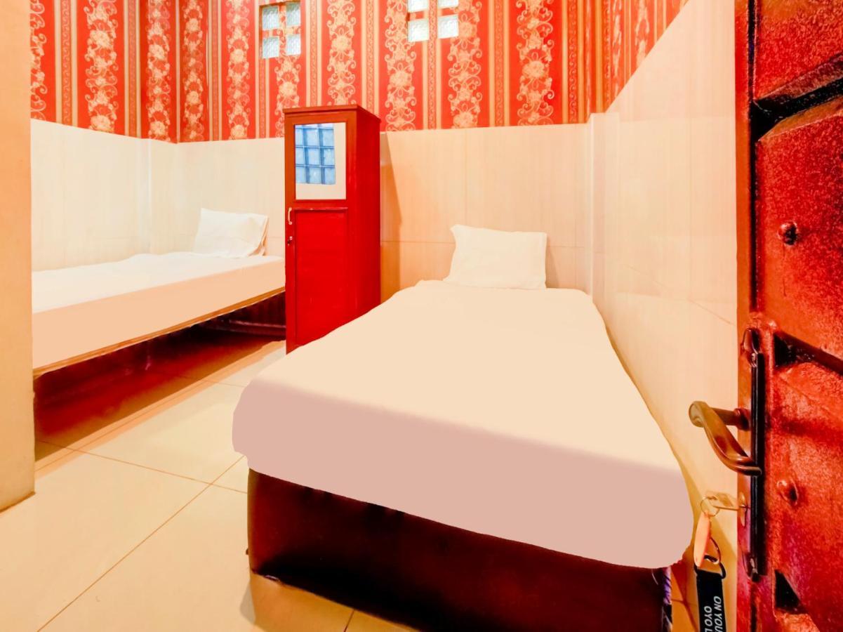 Oyo Life 3103 Opo Homestay & Kost Malang Extérieur photo