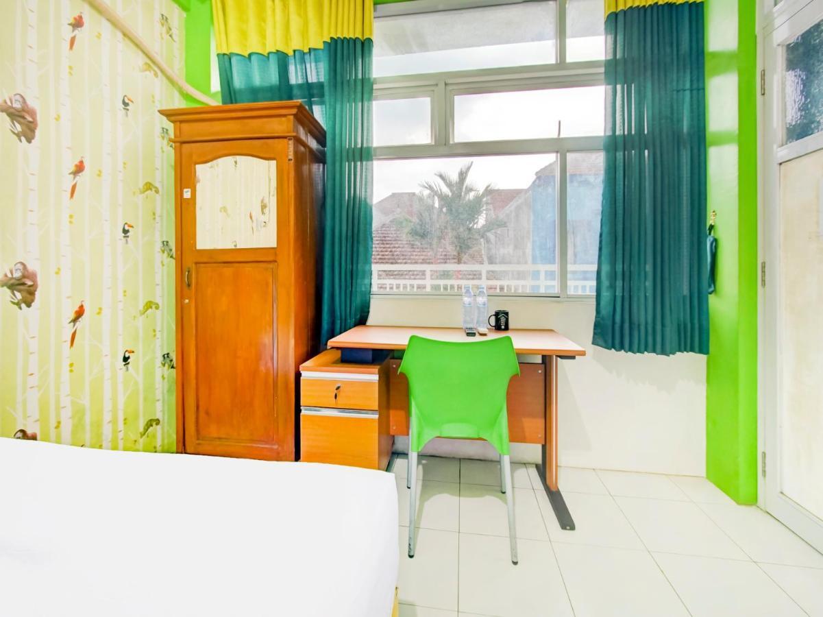 Oyo Life 3103 Opo Homestay & Kost Malang Extérieur photo